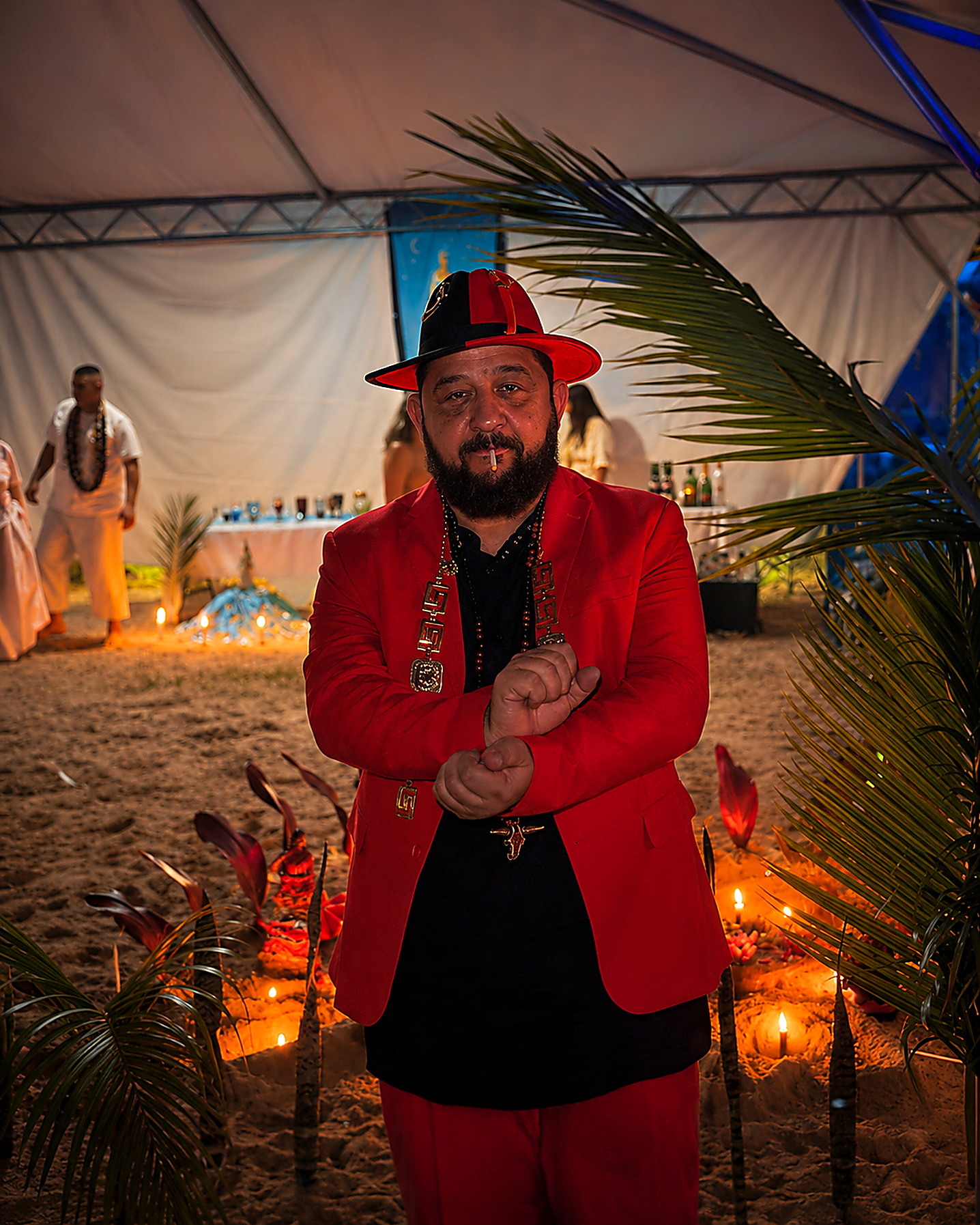 Pai Raul em ambiente cerimonial de tons vermelhos