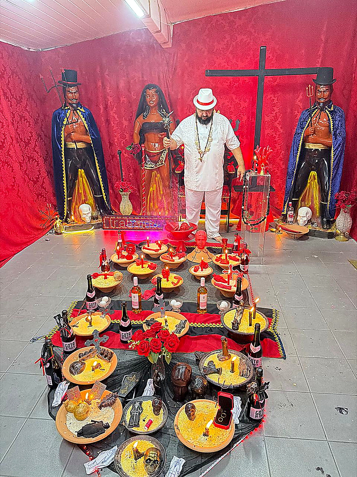 Pai Raul diante de altar preparado em ambiente interno